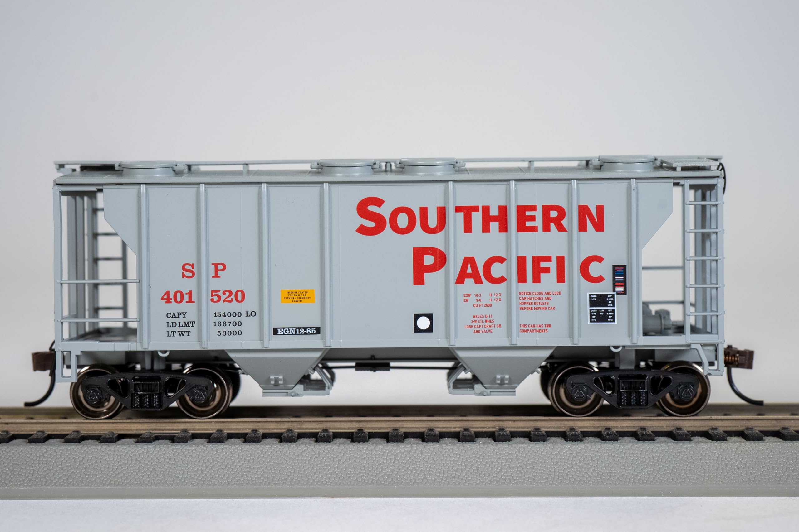 Amazon.com: Bachmann Trains - PS-2 Two Bay Covered Hopper - Late